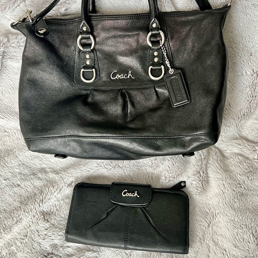 Coach leather shoulder bag with matching leather wallet